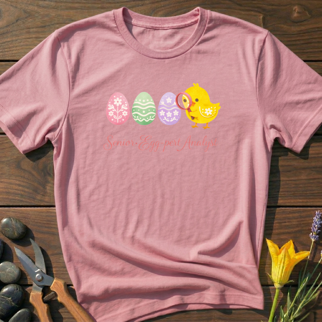 Senior Egg-Pert Analyst - T-Shirt