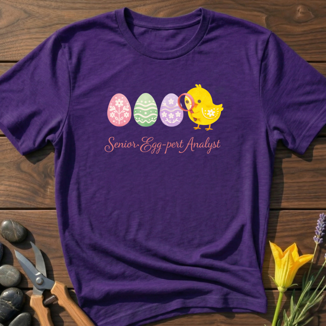 Senior Egg-Pert Analyst - T-Shirt